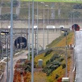 Francia, minibus si scontra con treno fermo all'ingresso del tunnel della Manica: 19 feriti di cui 5 gravi