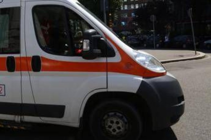 Roma, si sporge per salutare sorellina: bimbo precipita da finestra, è grave