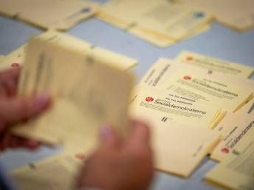 Elezioni in Svezia, centrosinistra avanti: sfida all'ultimo voto