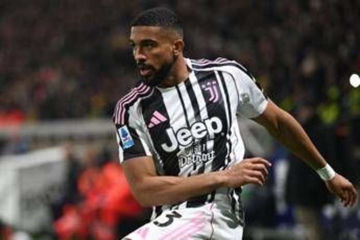 Mano di Bremer in area, arbitro assegna rigore: proteste in Atalanta-Juventus