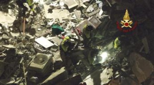 Crollo palazzina a Messina, recuperata seconda vittima: si cercano ancora 4 dispersi Crollo palazzina a Messina, recuperata seconda vittima: si cercano ancora 4 dispersi