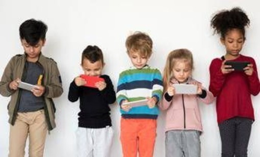 Cefalea digitale, pediatri 'iper-esposizione a schermi si collega a mal di testa' Cefalea digitale, pediatri 'iper-esposizione a schermi si collega a mal di testa'