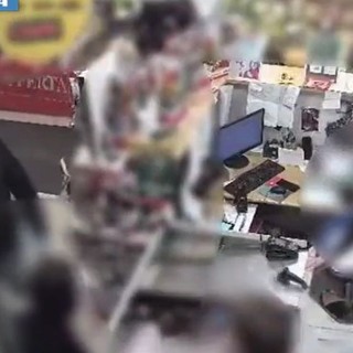 Rapinatore con maschera in silicone incastrato da dipendente, arrestato a Roma