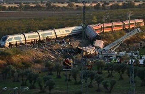 Disastro ferroviario in Spagna, il lutto e le indagini: "Via libera al treno nonostante convoglio fermo sui binari"
