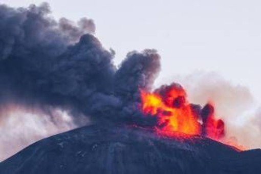 Etna in eruzione, nube di cenere alta 4 chilometri: allerta per il traffico aereo