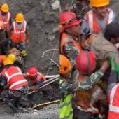 Miracolo in Nepal, estratti vivi due operai rimasti intrappolati in una galleria 9 giorni dopo l'alluvione