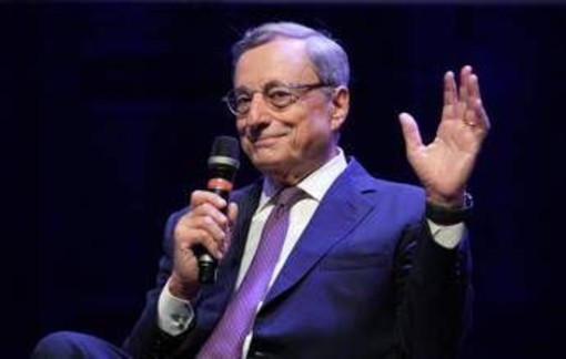 Draghi riceve il premio Carlo Magno: "Mai così tanti nemici per Europa"