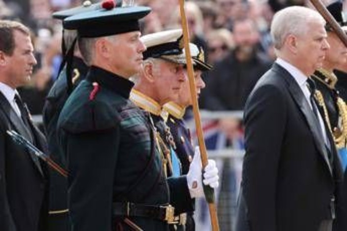 Non solo i titoli, re Carlo toglierà ad Andrea anche i cani della regina Non solo i titoli, re Carlo toglierà ad Andrea anche i cani della regina