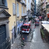 Fiamme in pieno centro a Napoli, coinvolto il teatro Sannazaro Fiamme in pieno centro a Napoli, coinvolto il teatro Sannazaro