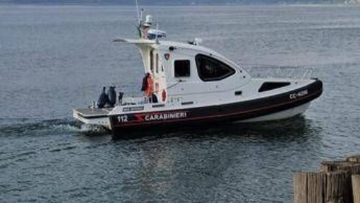 Donna scomparsa ad Anguillara, motovedette e subacquei scandagliano lago di Bracciano