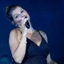 Alessandra Amoroso interrotta da Penny... la figlia scalcia e ferma il concerto