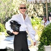 Mostra Venezia, Natalia Paragoni sbarca al Lido con testa rasata dopo diagnosi linfoma di Hodgkin