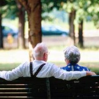 Essere nonni fa bene al cervello, curare i nipoti è uno scudo contro il declino cognitivo Essere nonni fa bene al cervello, curare i nipoti è uno scudo contro il declino cognitivo