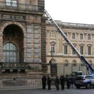 Louvre, il furto da film in 7 minuti. Macron: &quot;Recupereremo i gioielli&quot;