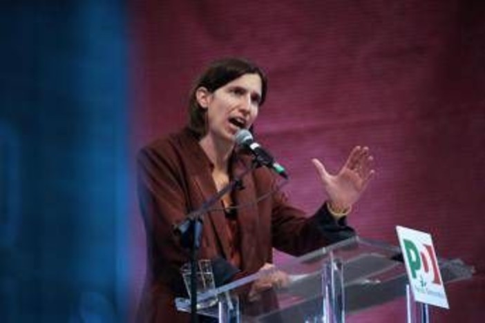 Trump e l'attacco a Meloni, centrodestra fa quadrato. Schlein: "Ferma condanna, sia unanime". Ma Conte e Renzi punzecchiano la premier