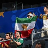 Iran, proteste fuori da stadio e 'vecchia' bandiera su spalti ai Mondiali Iran, proteste fuori da stadio e 'vecchia' bandiera su spalti ai Mondiali