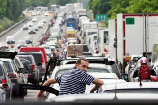 Esodo, ecco il traffico da bollino rosso: 27 milioni in viaggio da oggi a domenica Esodo, ecco il traffico da bollino rosso: 27 milioni in viaggio da oggi a domenica