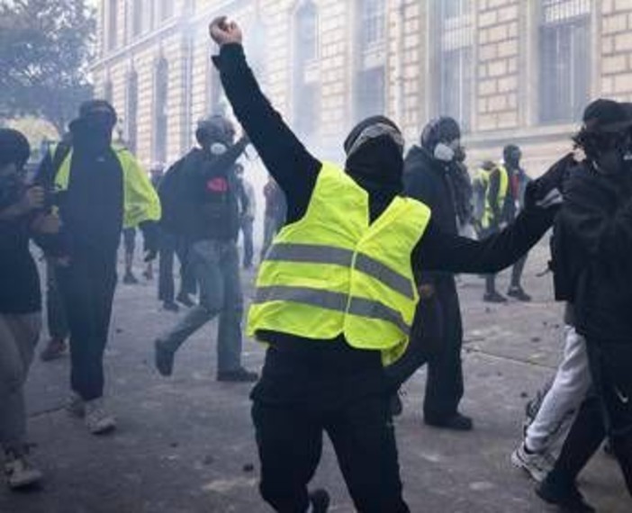 Francia, Gilet Gialli: "Domani in piazza, solo i regimi vietano le proteste"