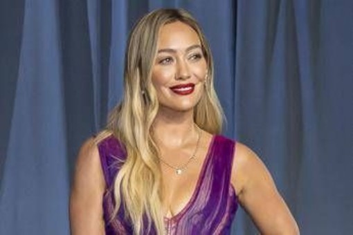 Hilary Duff torna dopo 10 anni, è arrivato il singolo 'Mature' Hilary Duff torna dopo 10 anni, è arrivato il singolo 'Mature'