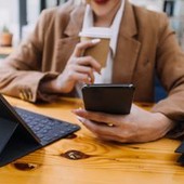 Donna più multitasking dell'uomo? La scienza smonta lo stereotipo: c'è una sola differenza