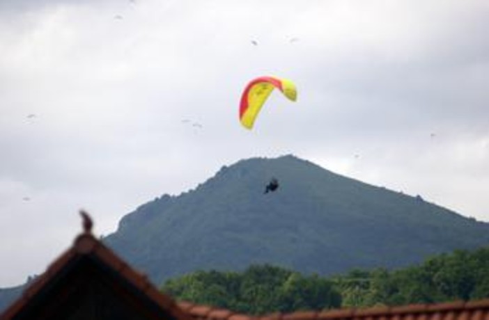 Tarzo, pilota di parapendio si schianta al suolo: morto 53enne Tarzo, pilota di parapendio si schianta al suolo: morto 53enne