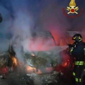 Sette furgoni di una ditta di consegne in fiamme a Fiumicino, indagini polizia Sette furgoni di una ditta di consegne in fiamme a Fiumicino, indagini polizia