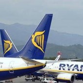 Caos nel Regno Unito, nuovo problema tecnico ai sistemi di controllo del traffico aereo: almeno 200 voli cancellati Caos nel Regno Unito, nuovo problema tecnico ai sistemi di controllo del traffico aereo: almeno 200 voli cancellati