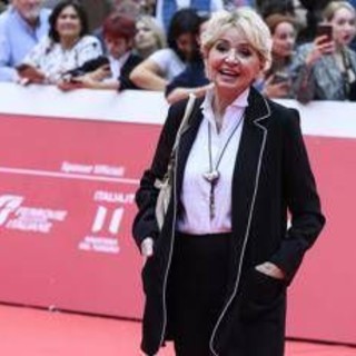 Enrica Bonaccorti spegne 76 candeline, la festa a casa con gli amici Enrica Bonaccorti spegne 76 candeline, la festa a casa con gli amici