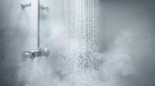 Meno docce dopo i 65 anni, la raccomandazione del dermatologo: ecco il numero perfetto Meno docce dopo i 65 anni, la raccomandazione del dermatologo: ecco il numero perfetto