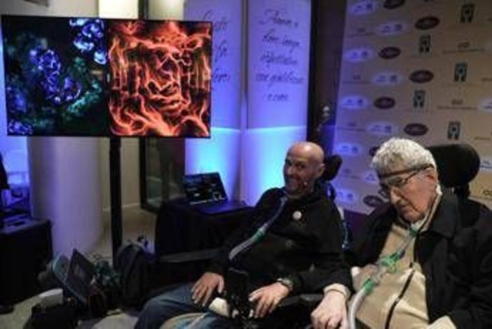 Milano, un uomo con Sla trasforma l’attività cerebrale in arte visiva Milano, un uomo con Sla trasforma l’attività cerebrale in arte visiva