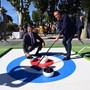 Curling senza ghiaccio al Colosseo: a Colle Oppio lo sport diventa spettacolo e inclusione Curling senza ghiaccio al Colosseo: a Colle Oppio lo sport diventa spettacolo e inclusione