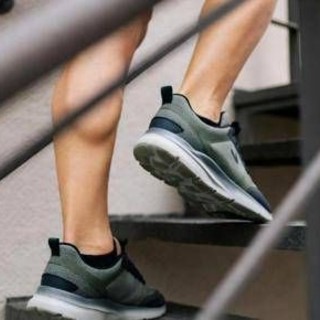 Le scale diventano una palestra, ecco i 7 esercizi per tutti Le scale diventano una palestra, ecco i 7 esercizi per tutti