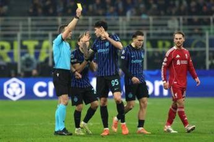 Inter-Liverpool, Slot: "Rigore? In Premier non avrebbero fischiato". I tifosi nerazzurri: "Una vergogna" Inter-Liverpool, Slot: "Rigore? In Premier non avrebbero fischiato". I tifosi nerazzurri: "Una vergogna"