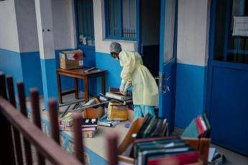 Ebola, ministero della Salute attiva sorveglianza personale organizzazioni da Congo e Uganda: "Compagnie aeree segnalino casi sospetti a bordo"