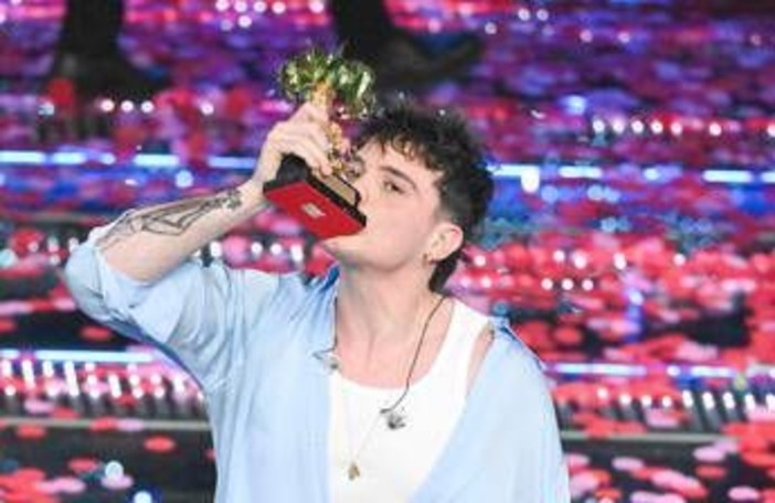 Sanremo 2026, Olly torna al Festival: un anno dalla vittoria con 'Balorda nostalgia' Sanremo 2026, Olly torna al Festival: un anno dalla vittoria con 'Balorda nostalgia'