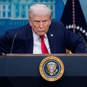 La Corte Suprema boccia i dazi ma Trump rilancia “Nuova tariffa del 10% per tutti” La Corte Suprema boccia i dazi ma Trump rilancia “Nuova tariffa del 10% per tutti”