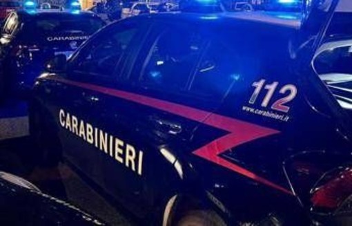 Auto in fuga da posto di blocco travolge coppia, morto un 56enne