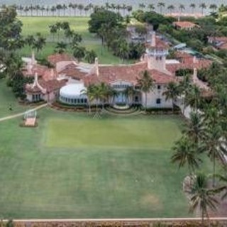 Tenta di entrare nella residenza di Trump, uomo armato ucciso a Mar-a-Lago Tenta di entrare nella residenza di Trump, uomo armato ucciso a Mar-a-Lago