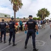 Nuovi scontri a Ceuta tra migranti e polizia, agenti sparano in aria per disperdere folla
