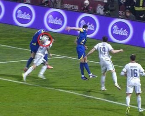 Bosnia-Italia: fallo di mano di Dzeko sul gol del pari, poi gli azzurri reclamano un'espulsione. Cos'è successo Bosnia-Italia: fallo di mano di Dzeko sul gol del pari, poi gli azzurri reclamano un'espulsione. Cos'è successo