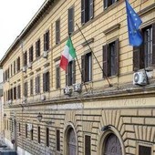 Roma, entra in casa della ex e accoltella un amico