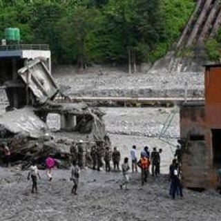 Nepal, cittadino cinese estratto vivo da un tunnel a 10 giorni dall'alluvione