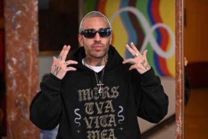 Sanremo 2026, Luchè chi è: gli esordi, l'infanzia difficile, la polemica con Salmo Sanremo 2026, Luchè chi è: gli esordi, l'infanzia difficile, la polemica con Salmo