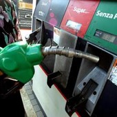 Caro carburanti, in corso maxi operazione Gdf per controlli a distributori a Roma Caro carburanti, in corso maxi operazione Gdf per controlli a distributori a Roma