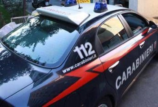 Bologna, trovato morto all'ingresso di casa: moglie fermata per omicidio