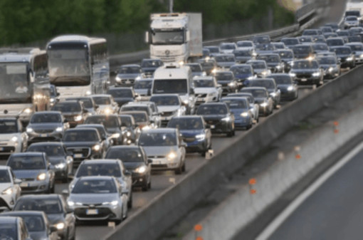 Autostrade, in coda per traffico e cantieri: da oggi scatta il rimborso del pedaggio Autostrade, in coda per traffico e cantieri: da oggi scatta il rimborso del pedaggio
