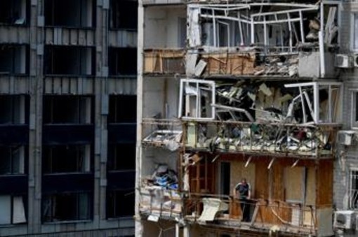 Raid russi sull'Ucraina, Zelensky: "A Sumy bombe aeree guidate contro civili" Raid russi sull'Ucraina, Zelensky: "A Sumy bombe aeree guidate contro civili"