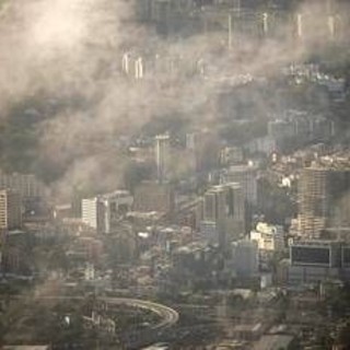 Venezuela, forti esplosioni a Caracas: avvertito anche sorvolo di aerei Venezuela, forti esplosioni a Caracas: avvertito anche sorvolo di aerei