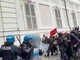 Torino, tensioni e scontri al corteo: lancio di oggetti e cariche della polizia