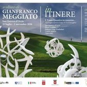 Siena, a San Quirico d’Orcia l’uomo quantico di Meggiato lungo la Via Francigena